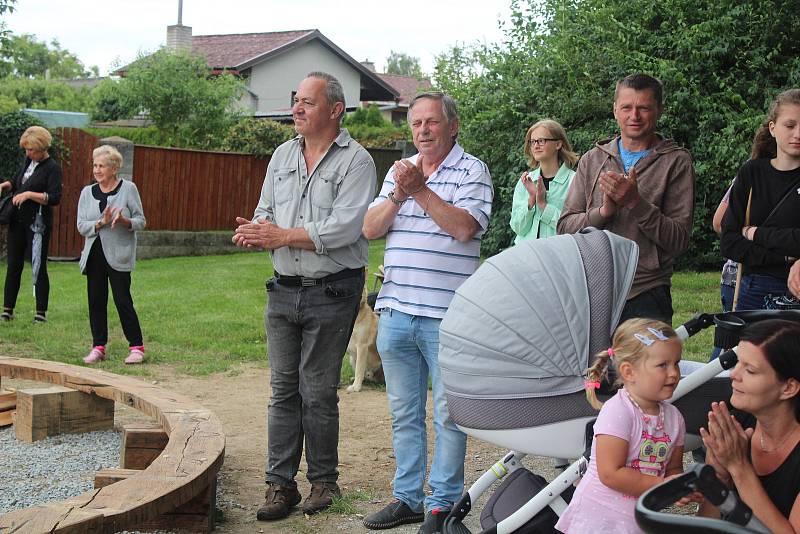 Nové hřiště v Čínově, které udělal klatovský sochař Václav Fiala.