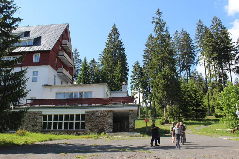 Simulovaný požár vypukl v 16 hodin ve 2. patře hotelu, ve kterém v tu dobu bylo několik osob, včetně dětí. Po několika minutách dorazila první hasičská vozidla, byly nataženy hadice a hasiči pronikli do hotelu v dýchacích maskách.