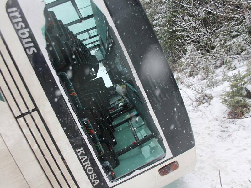 Nehoda autobusu plného dětí u Javorné