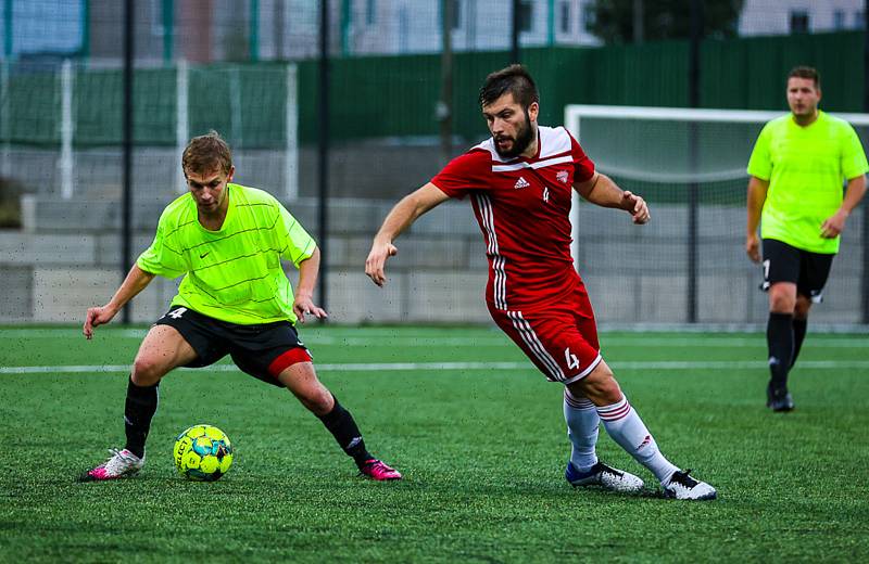 Fotbalisté TJ Start Luby (na archivním snímku hráči ve žlutých dresech) prohráli s rezervou Petřína 0:3. Ta rozhodla po pauze a slaví postup do krajského přeboru.