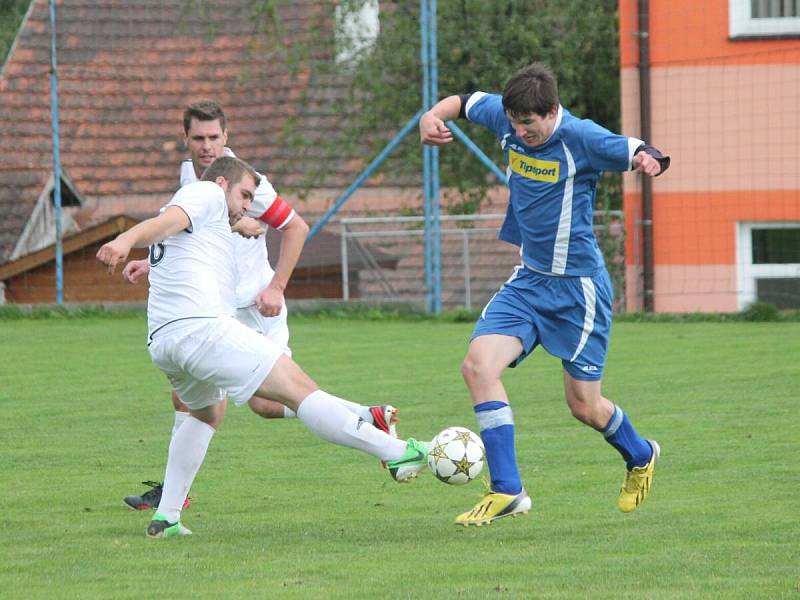 1. B třída: Měčín - Žichovice (v bílém) 1:2.