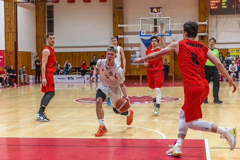 BK Klatovy (bílé dresy) - BK Lokomotiva Plzeň B 71:70.