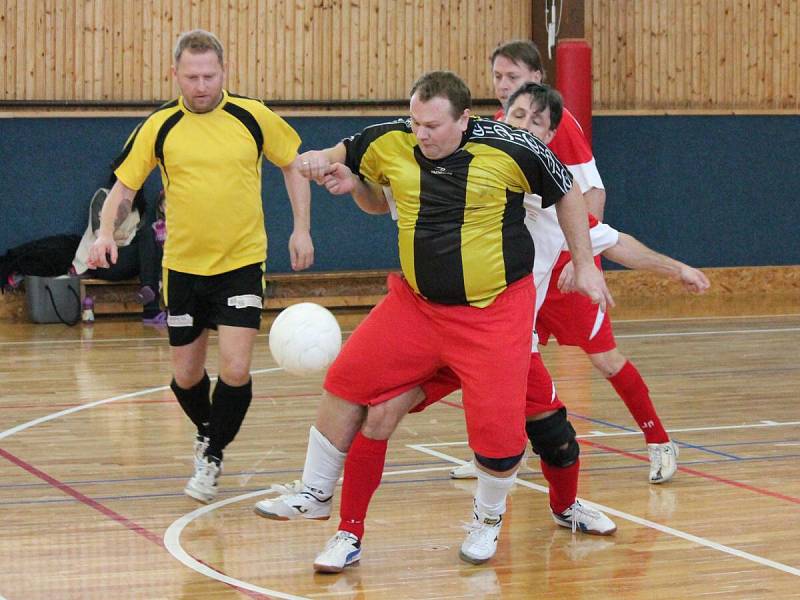 Zimní amatérská liga: Draci Klatovy (bíločervené dresy) - FC BS Stars Klatovy 4:4