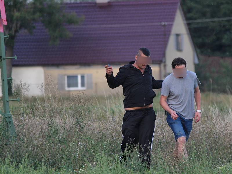 Sebevrah chtěl v Novákovicích skočit za stožáru, slezl až po třech hodinách.