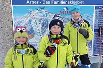 Kdyby byla vyhlášena soutěž rodin ve sjezdovém lyžování, tak by v této sezoně nemohl zvítězit nikdo jiný než Jandovi. Zleva nejmladší Lucinka, David a Katka po úspěšném závodě na Javoru.