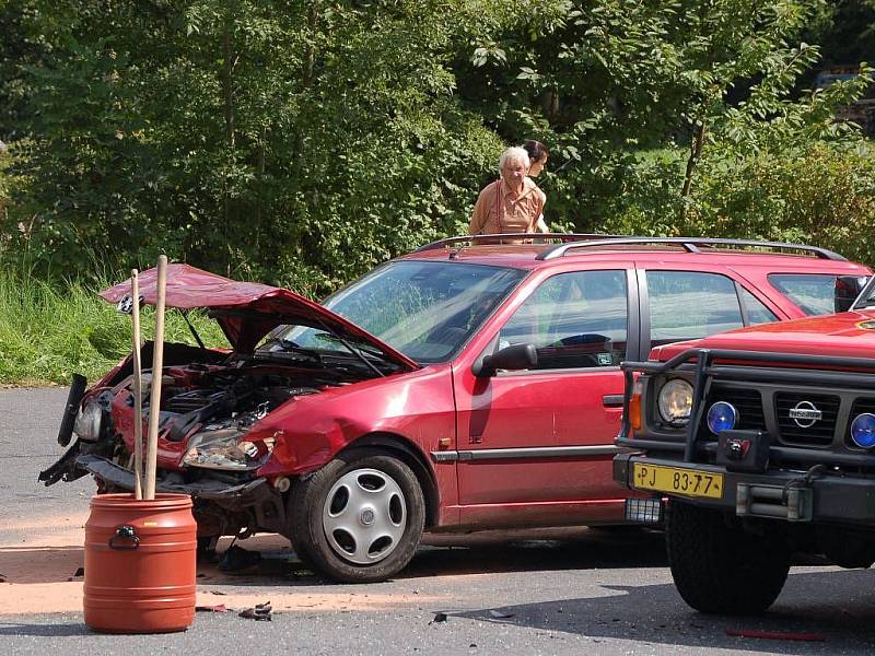 Na křižovatce u Velhartic došlo 23.8. odpoledne k dopravní nehodě, která si vyžádala tři zraněné osoby. U nehody zasahovali záchránáři a vrtulník