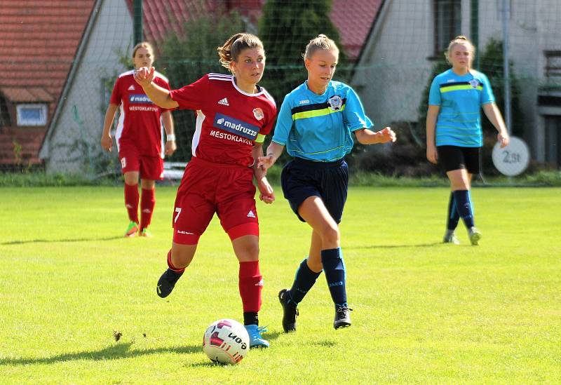 Na podzim fotbalistky SK Klatovy 1898 (červené dresy) porazily Borovany (modré dresy) 7:2. A uspěly i v nedělní odvetě, tentokrát 9:1.