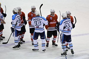 Hokejisté SHC Klatovy (na archivním snímku hráči v červených dresech) vedou v sérii s Kobrou už 2:0. Ve středu můžou doma rozhodnout.