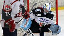 Holejisté Malé Vísky (na archivním snímku hráči v bílých dresech) vyhráli na ledě týmu HC Saxana Group 6:3. Hattrickem ke dvěma bodům pomohl Ondřej Babka.