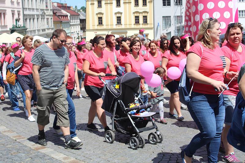 Stovky lidí s růžovými tričky a balónky se v sobotu sešlo na klatovském náměstí.