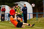 Okresní přebor (15. kolo): Tatran Dlouhá Ves (na snímku fotbalisté v oranžových dresech) - TJ Sokol Hradešice (černožlutí) 3:0.