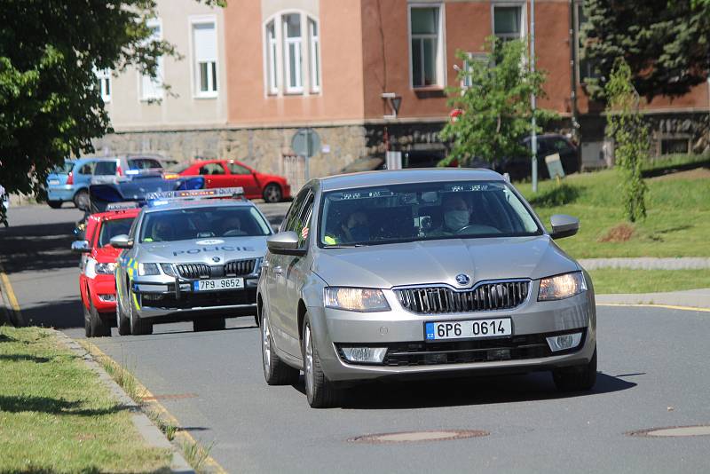 K mezinárodnímu dni sester přijeli popřát policisté a hasiči do Klatovské nemocnice.