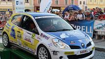 Posádky při předstartovní show a na tratích Rally Agropa