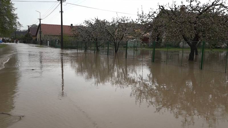 V neděli odpoledne se ve Spůli u Janovic nad Úhlavou vylil potok a zaplavil celou náves.