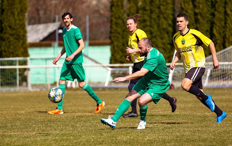 Fotbalisté TJ Pfeifer Chanovice (na archivním snímku hráči v zelených dresech) remizovali ve 22. kole I. B třídy s Blovicemi 1:1. Na penalty vyhráli hosté.