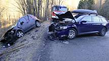 Lehké zranění utrpěla čtyřiačtyřicetiletá řidička při nehodě, která se stala v pondělí dopoledne u Rejštejna na Klatovsku. Příčinou bylo nedání přednosti v jízdě ze strany o tři roky mladšího řidiče.