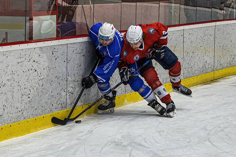 Hokejisté SHC Klatovy (na archivním snímku hráči v červených dresech) přerušili sérii šesti porážek v řadě, když v sobotním utkání 20. kola západní konference druhé ligy uspěli na ledě posledního Hronova 4:2.