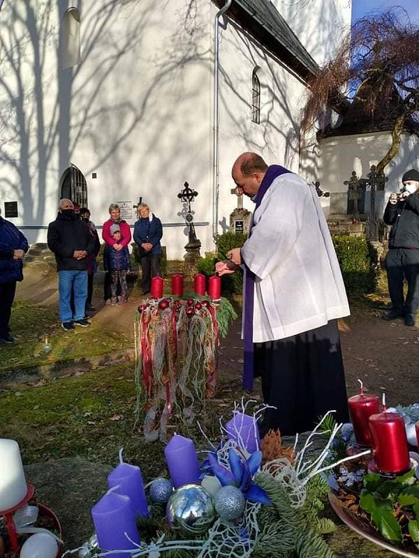 Žehnání adventních věnců na Mouřenci a předání jednoho z nich na hranicích.