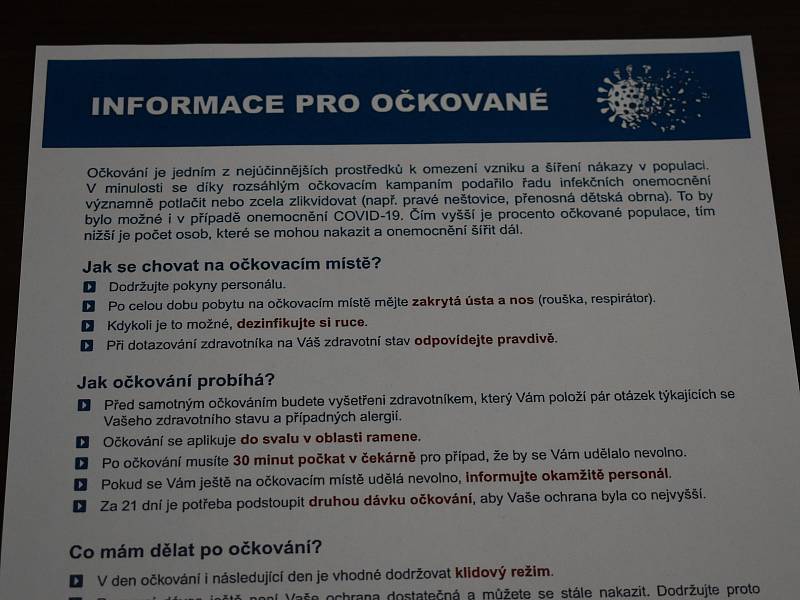 Zdenka Čížková (81) z Andělic se nechala očkovat v klatovském kulturním domě.