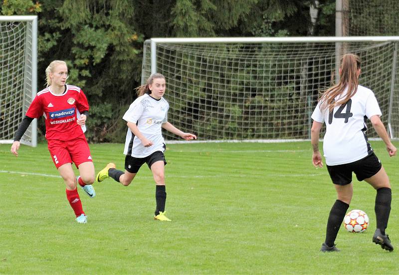 3. kolo České divize žen, skupina C: TJ Mokré - SK Klatovy 1898 (na snímku fotbalistky v červených dresech) 2:1 (1:0).