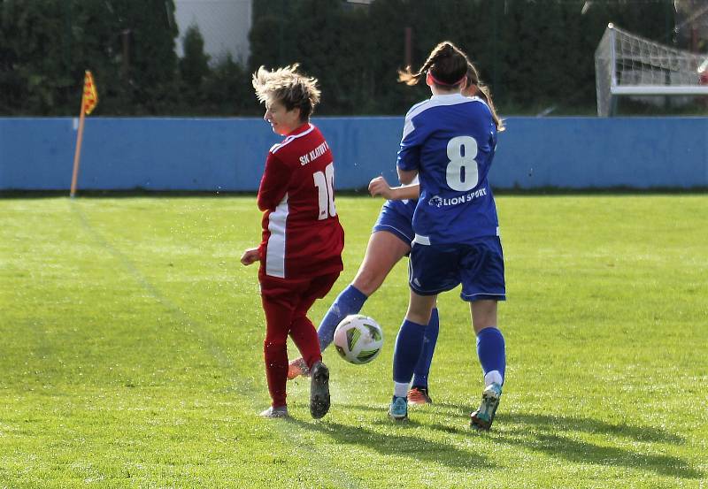 9. kolo divize žen, skupina C: SK Klatovy 1898 (na snímku fotbalistky v červených dresech) - TJ Jiskra Domažlice 1:1 (1:0).