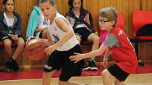 Junior NBA League 2016: Houston Rockets (ZŠ Klatovy, Plánická ul, červené dresy) - Dallas Mavericks (ZŠ Švihov) 24:27 