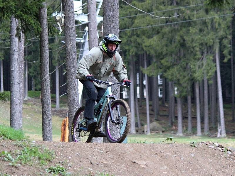 Zahájení sezony v bikeparku na Špičáku.