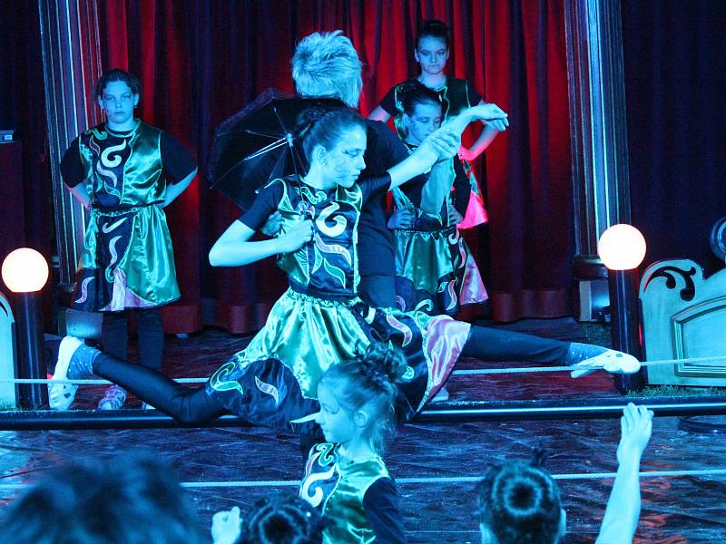 Oslavy 70. výročí založení školy v Chanovicích zahájilo cirkusové představení chanovických školáků.