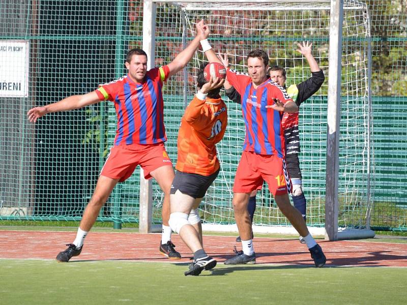 Národní házená, II. liga: TJ Vřeskovice (v oranžovém) - Sokol Podlázky 15:23.