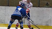 Junioři HC Klatovy (v bílých dresech) porazili v prvním domácícm zápase v nové sezoně PZ Kladno 8:5.