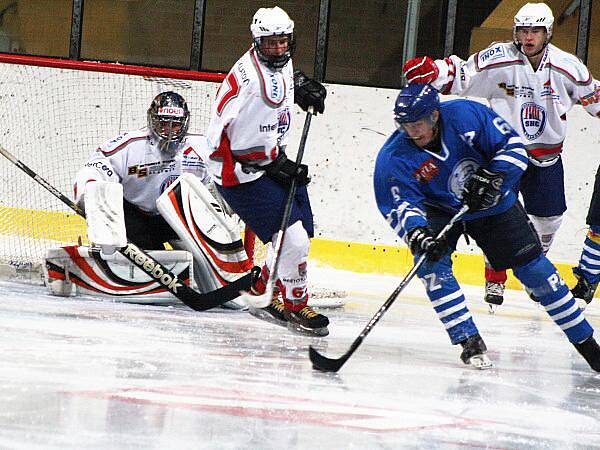 Junioři HC Klatovy (v bílých dresech) porazili v prvním domácícm zápase v nové sezoně PZ Kladno 8:5.