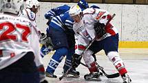 Junioři HC Klatovy (v bílých dresech) porazili v prvním domácícm zápase v nové sezoně PZ Kladno 8:5.