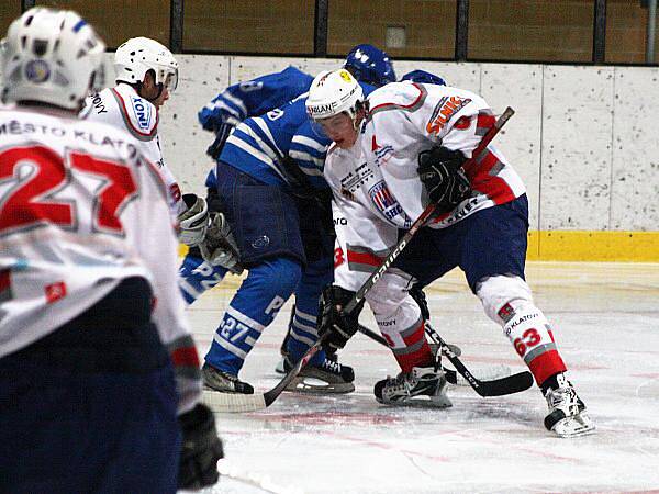 Junioři HC Klatovy (v bílých dresech) porazili v prvním domácícm zápase v nové sezoně PZ Kladno 8:5.