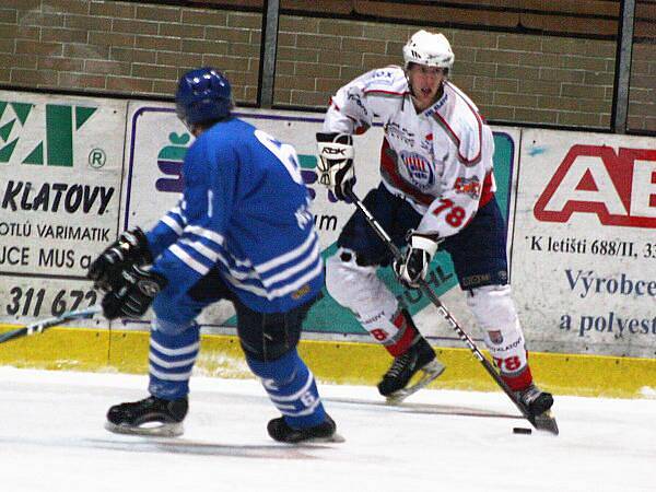 Junioři HC Klatovy (v bílých dresech) porazili v prvním domácícm zápase v nové sezoně PZ Kladno 8:5.