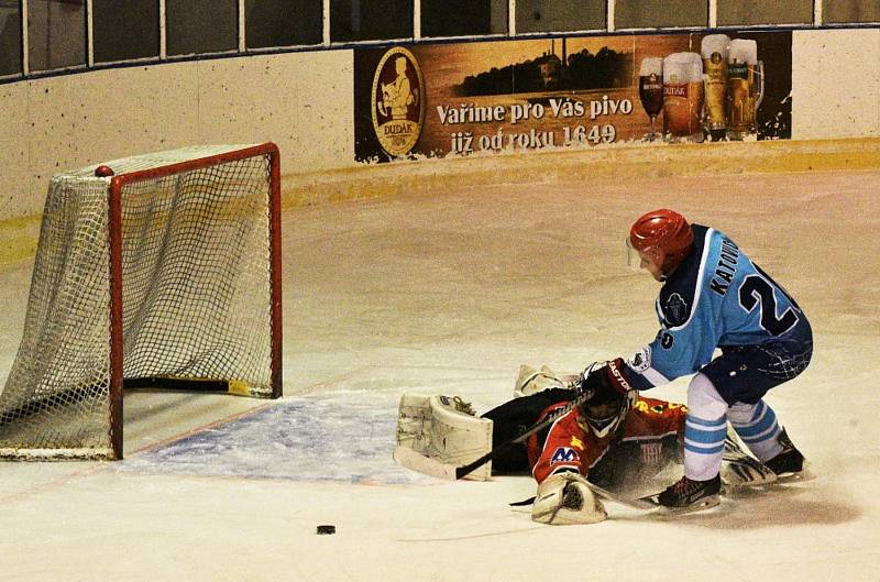 Hokejisté TJ START Luby (na archivním snímku hráči v černo-červených dresech) vedli s HC Rokycany už 3:0, ale nakonec museli přijmou porážku 3:5.