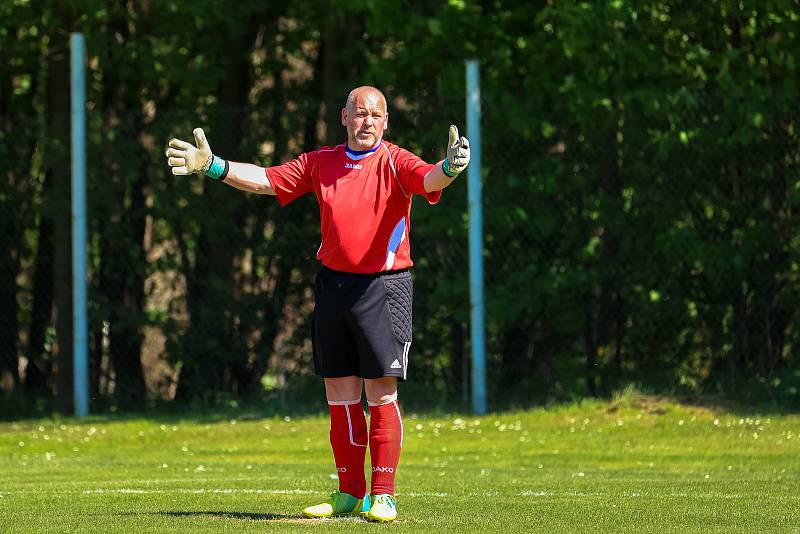 Z archivu: Fotbalisté TJ Žichovice (zelení) zůstávají na poslední příčce.