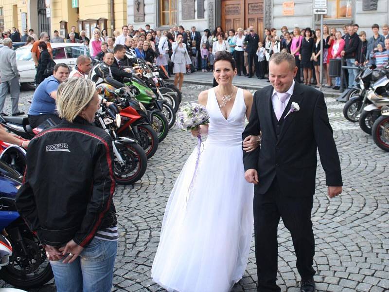 Hasičská a motorkářská svatba v Klatovech