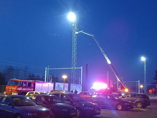 Na vlakovém nádraží v Klatovech zasahovali hasiči. Muž vylezl na stožár
