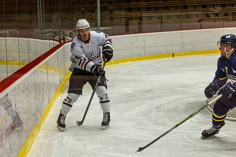 18. kolo západní konference 2. ligy: SHC Klatovy (na snímku hokejisté v bílých dresech) - HC Slovan Ústí nad Labem 0:2.