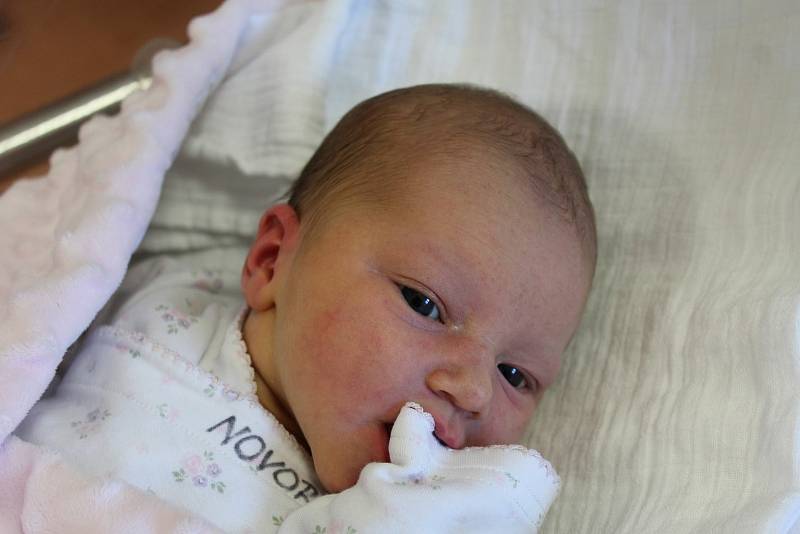 Ema Koňáková z Čínova se narodila v klatovské porodnici 30. srpna ve 21:08 hodin. Maminka Lenka a tatínek Stanislav věděli dopředu, že jejich prvorozeným miminkem (3430 g, 50 cm) bude holčička.