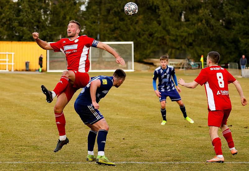 17. kolo FORTUNA divize A: Slavoj Mýto (modří) - SK Klatovy 1898 3:1 (1:0).