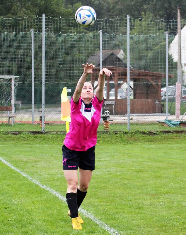 7. kolo letní DAFL: Sokolky Neznašovy - Kobra Stars Bolešiny (na snímku fotbalistky v růžových dresech) 0:4.