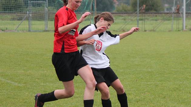 Letní dívčí amatérská fotbalová liga Kobra Bolešiny B (č) - Vodnice KH Kinetic Klatovy 2:1.