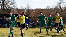 14. kolo I. B třídy: FK Horažďovice (žlutí) vs. Chanovice 3:2.