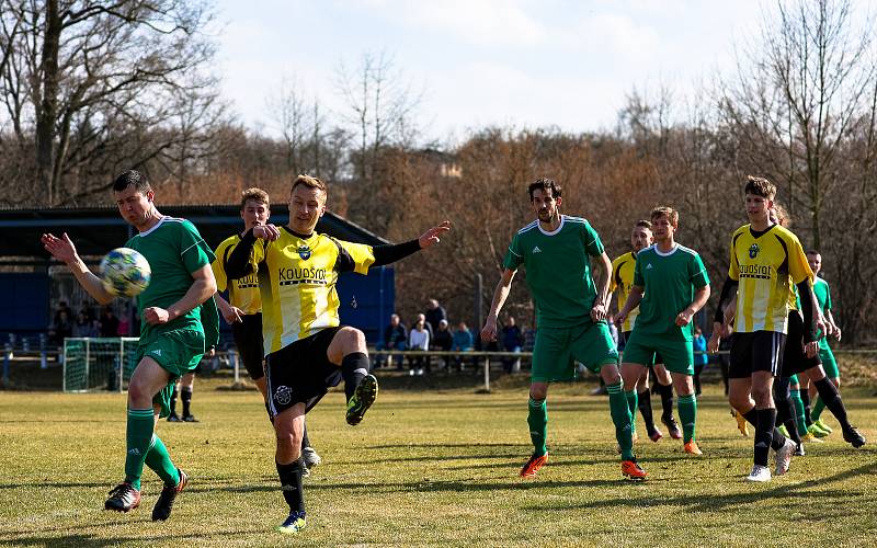 14. kolo I. B třídy: FK Horažďovice (žlutí) vs. Chanovice 3:2.