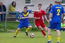 I. B třída, skupina B (21. kolo): TJ Svatobor Hrádek (na snímku fotbalisté v modrých dresech) - SK Kovodružstvo Strážov (červení) 1:0.