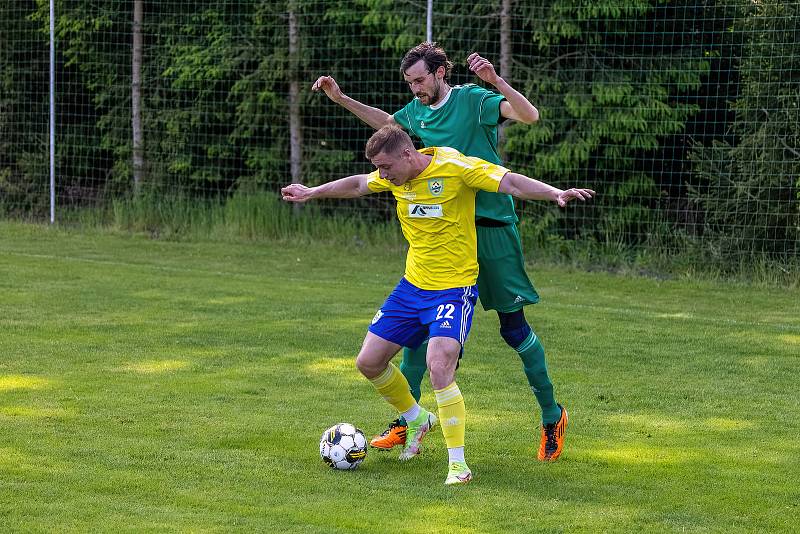 I. B třída, skupina B, 23. kolo: TJ Měcholupy (na snímku fotbalisté ve žlutých dresech) - TJ Pfeifer Chanovice (zelení) 1:3.