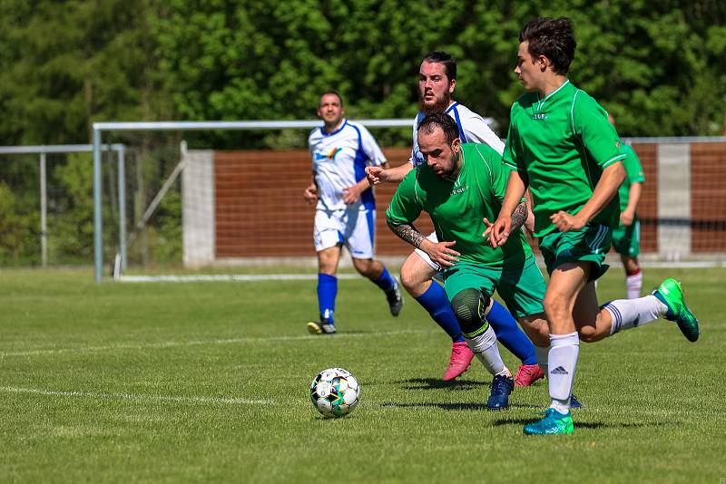 Z archivu: Fotbalisté TJ Žichovice (zelení) zůstávají na poslední příčce.