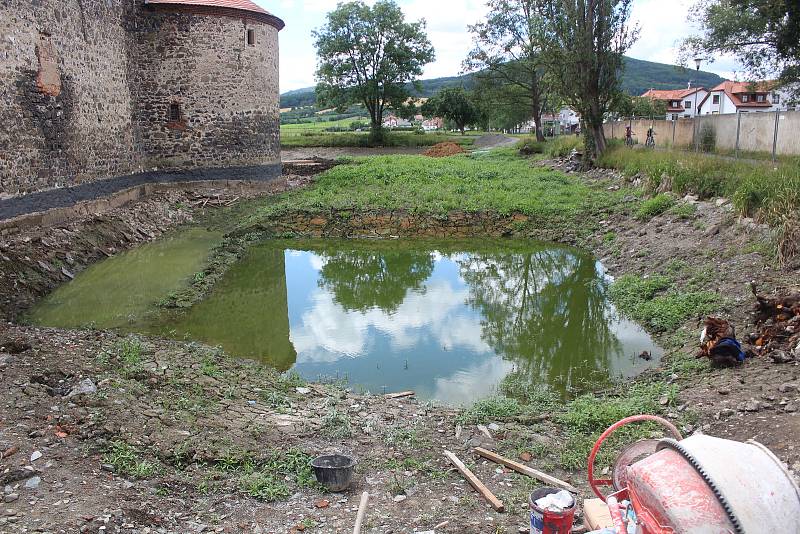 Vypuštěný příkop hradu Švihov.