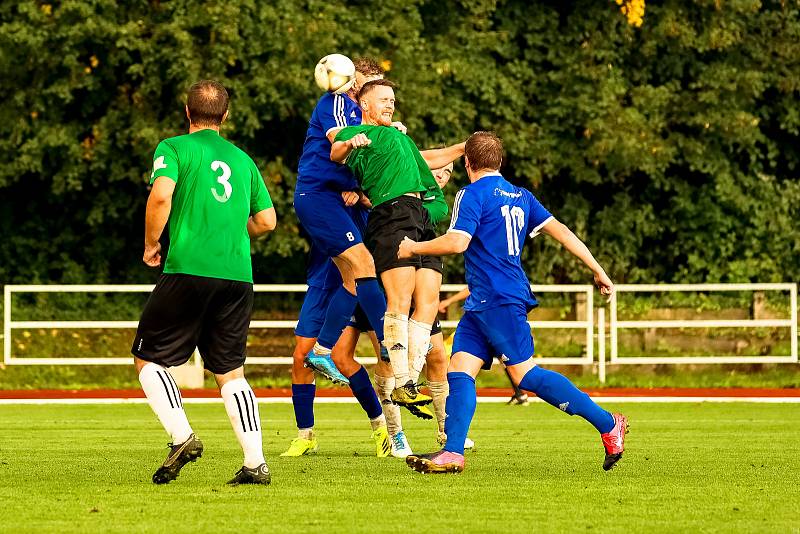 Fotbalisté TJ Sušice (na archivním snímku hráči v modrých dresech) prohráli se Smíchovem, nováčkem krajské I. A třídy z Plzně, 1:2.